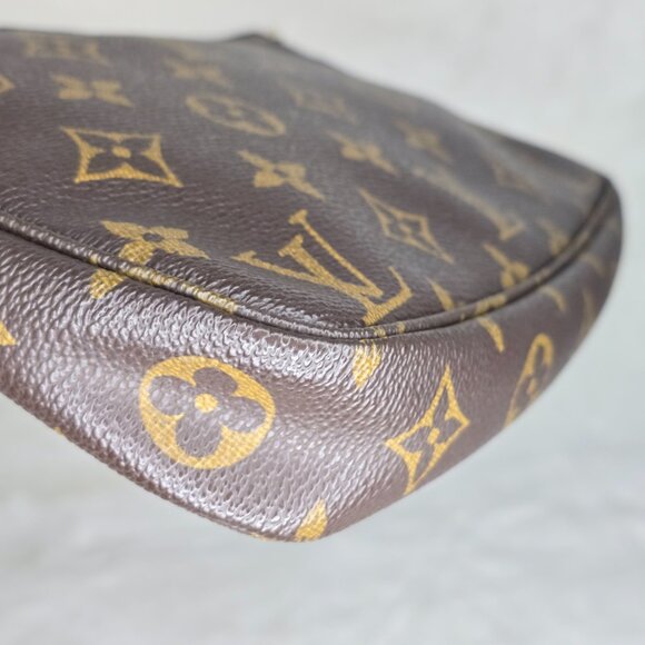 LOUIS VUITTON Monogram Pochette Accessoires - Picture 7 of 12